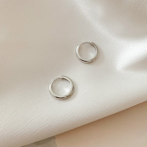 
            
                Load image into Gallery viewer, Plain Sterling silver huggie hoop earrings
            
        