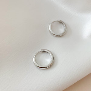 
            
                Load image into Gallery viewer, Silver 15mm Plain Huggie Hoop Earrings - Alexandra Marks
            
        
