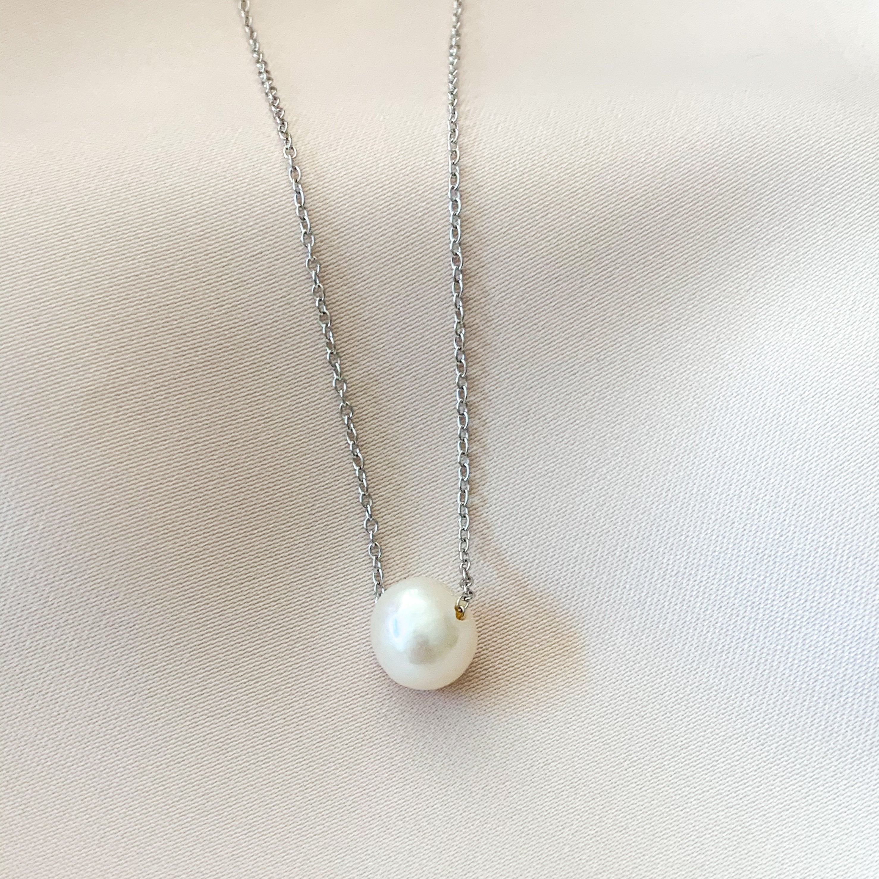 Simple sold pearl necklace